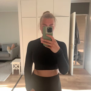 Aimn-topp - Seamless aimn topp, använd någon enstaka gång och är i väldigt bra skick. 