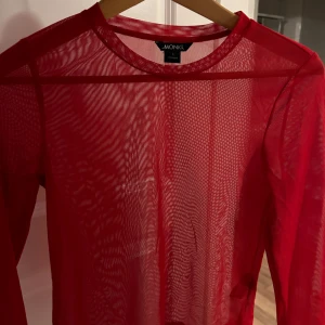 Tröja i röd mesh - Tight väldigt fin tröja i rött mesh material. I väldigt fint skick! 