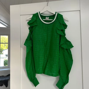 Grön blus från baum und pferd garten  - En grön blus från det danska märket baum und pferd garten. Perfect nu till sommaren eller hösten!!💚💚 Oanvänd:)