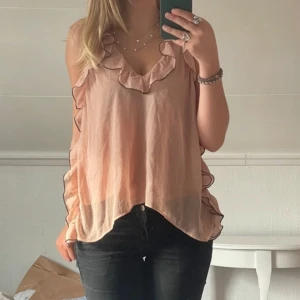 Topp - Supersnygg topp från zara!! Helt slutsåld på hemsidan. Helt oanvänd men prislappen är borta💖💖💖