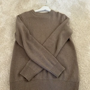 Stickad tröja - Säljer denna riktigt snygga stickade tröja ifrån dobber! Aldrig använd! Perfekt nu till hösten. Hör av er vid minsta fråga!🤩