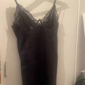 kort klänning  - svart kort siden klänning!  lite för liten på mig, aldrig använd bara provat! 
