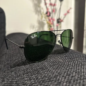 Ray-Ban glasögon  - Sjukt snygga Raybans. Nyskick, endast använt ett fåtal gånger. I fin svart färg som passar till det mesta. 