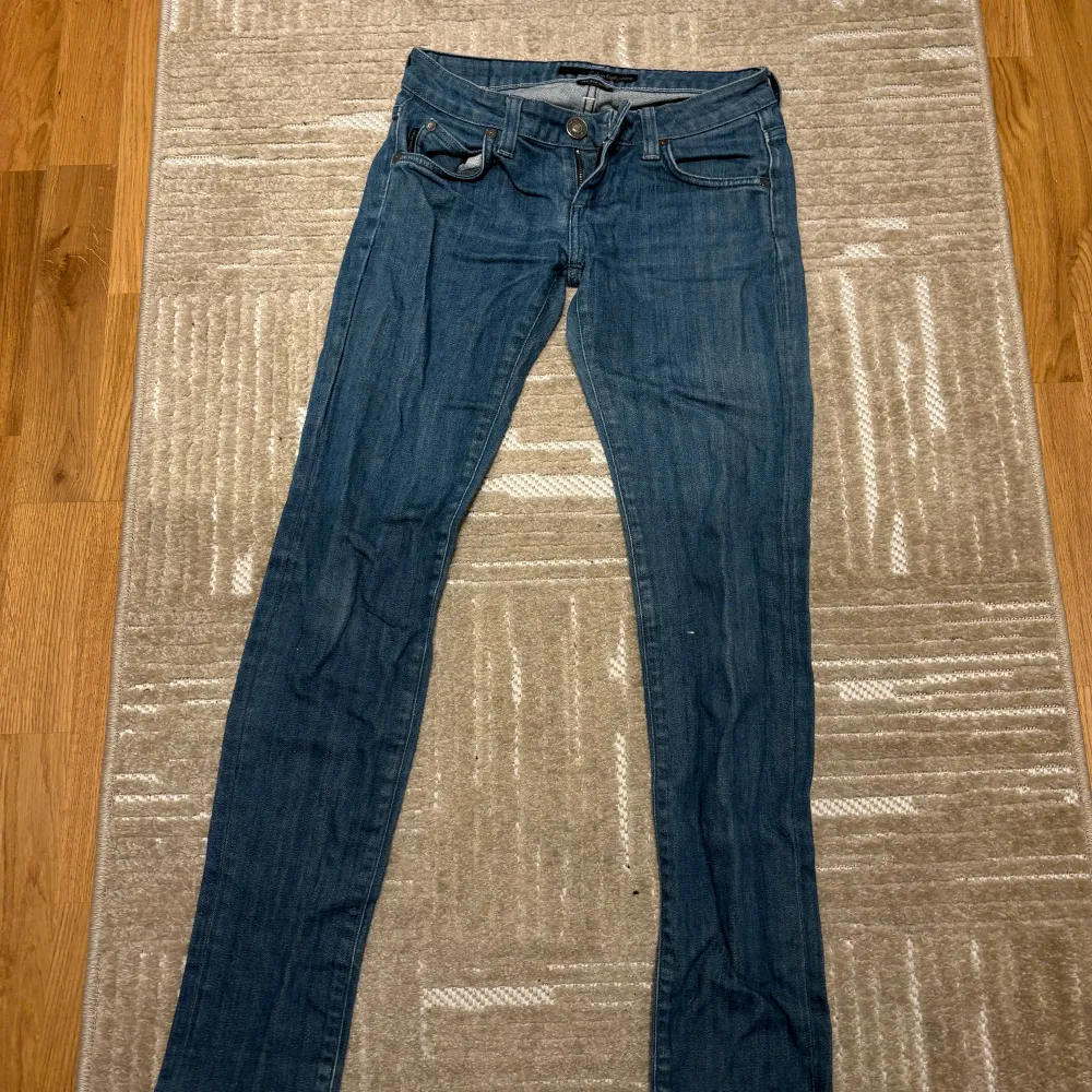 Säljer mina lågmidjade skinny jeans från Calvin Klein i storlek W26, sparsamt använda och fint skick. Jeans & Byxor.