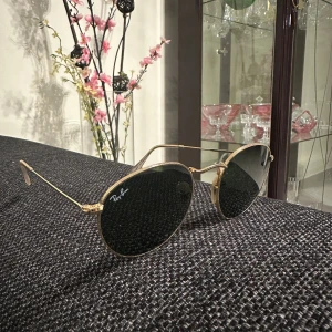 Rayban solglasögon  - Väldigt fina guldfärgade Rayban Glasögon. Perfekt för sommaren. Eleganta och stilrenas 