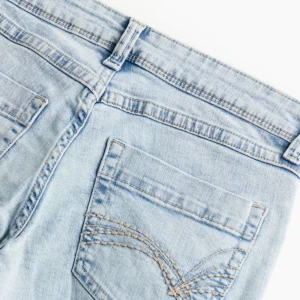 Lågmidjade jeans - Jeans med låg midja från HM. Jag har använd de några få gånger, men jag har tyvärr ett par jeans som passar bättre. De är som helt nya har inga märken av användning. Storlek 36 som är slutsåld på Hms sida.