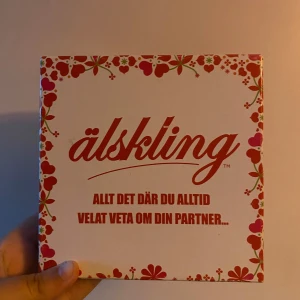 Frågor - Älskling  - Älskling är frågor att prata om med sin partner/vän. 3st frågor syns på bild 4. Enda skadan är på förpackningen på baksidan som syns, var så när jag köpte den. Finns på flera sidor, köparen står för frakten.