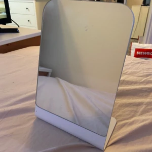 Spegel från Hemtex  - Säljare då jag använder min andra smink spegel mer och dena inte kommer till användning. Inga repor på den eller andra skador. Köpte för 1,5 år sedan men har mest står på skrivbordet