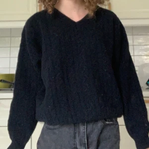 Svart stickad tröja - Svart stickad tröja i storlek m. Skriv gärna vid frågor🖤