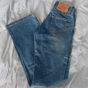 Lågmidjade Levis jeans - Supersnygga jeans som tyvärr var lite små! I super bra skick, inga defekter. Innerbenslängd: 80cm  Bara att höra av dig vid frågor eller fler bilder. Använd köp nu eller kom med prisförslag!🤗