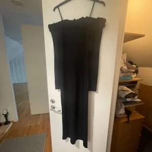Klänning - En off shoulder klänning med band. Använd 1 gång så i nytt skick.
