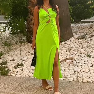 Neon grön klänning 💚 - Ett riktig Wow klänning perfekt för sommarfester eller utomlands 💚 Köpt från H&M storlek M, bra skick 