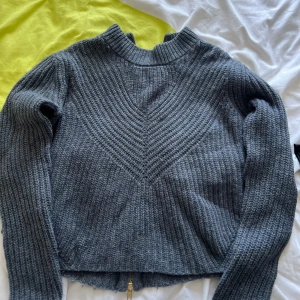 Hunkydory stickad tröja - En superfin stickad tröja från Hunkydory. Fin detalj på ryggen med dragkedja, passar xs-s💞💞