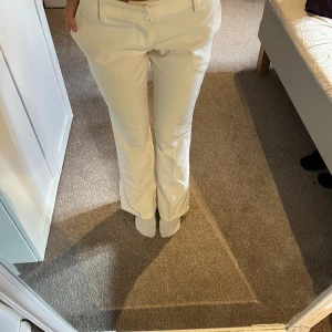 Kostymbyxor - Fina vita kostymbyxor från BikBok i storlek 34 petite med slits, de är insydda längs hela benen, använd ett fåtal ggr, finns ett litet hål som går att laga💕