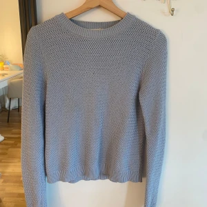 Stickad tröja  - Stickad tröja från mango bra skick, får inte användning av den