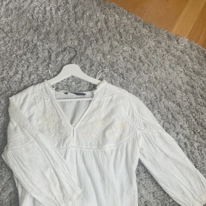 Söt blus - Jätte fin zara blus som inte finns att köpa längre ❣️