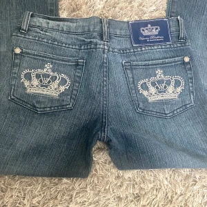 Victoria Beckhams Rock&Republic - Jättefina detaljer i bootcut och passar mig som är 160cm, Skriv för fler bilder eller om undringar