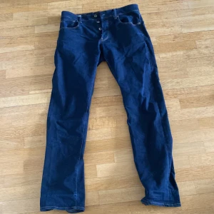 G raw straight  - knappt använda jeans, nyskick 