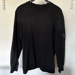 C.P. Company sweatshirt - Sweatshirt från C.P. Company. Bra skick, knappt använd Sitter som M/L Kan skickas el mötas upp i Malmö