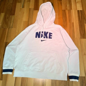 Nike vit hoodie L - Har använt den 1 gång, eftersom den var för stor för mig.