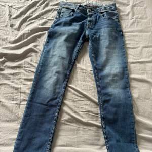 Riktig bra slim jeans som använts en gång! Skick 10/10 o bra rekommendation ! Säljer dessa för endast 300 kr så passa på