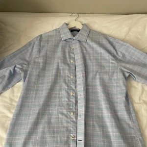 Tommy Hilfiger skjorta  - Blå Tommy Hilfiger skjorta i storlek L. Säljes då den ej passar mig. Varan är i gott skick 