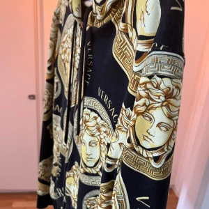 Versace- Mudusa Äkta - Versace Medusa hoodie.   Storlek M   Hör er vid frågor pris kan sänkas vi smidig affär.