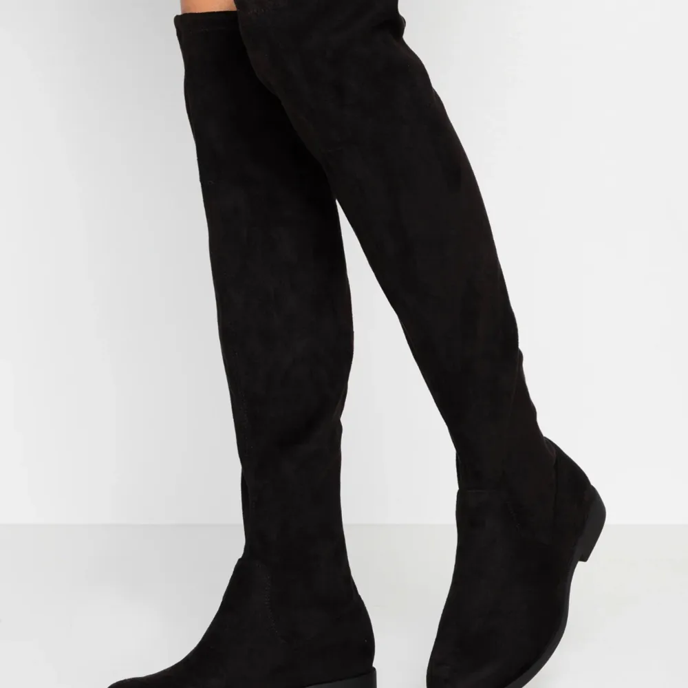 Overknee boots i svart mocha. 2 cm klack. Längd 60cm. Stretch. Dragkedja på insidan+knytning upptill för bra fäste och justera längden efter önskan. Från Anna Field. Nypris 600 kr. Jättebra skick och få ggr använda. Stl 39, passar 38 jättebra med.💗. Skor.