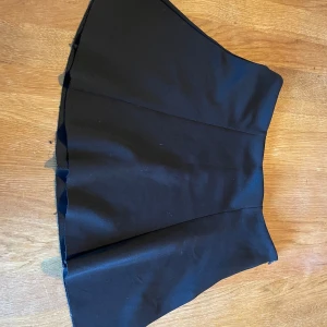 Kjol svart - Kjol som är gjord för barn men är ganska stor. Väldigt basic och så. Tror den skulle passa en S. Är lite sliten på botten men jag kommer inte ihåg att den äns har använts.  Frakt ingår inte i priset