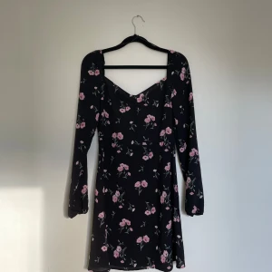 Blommönstrad Klänning  - Blommönstrad klänning i storlek 36 i fint skick. 