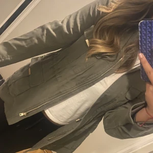 Snygg jacka från zara  - Snygg jacka inga difekter, säljer pga ingen andvändning, strl xs\s❤️