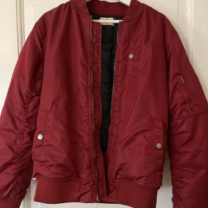 Helt ny crocker bomberjacka - Hel ny. Crocker bomber jacka. Lätt fodrad i storlek Medium.  Köpt på Jeansbolaget nypris 1500:- Jackan är jätte fräsch och helt ny Kommer från rök och djurfritt hem.
