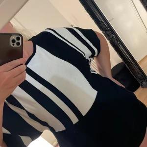 Svartvit stickad tröja - Snygg tröja som aldrig är använd. Trekvartsärmar o markerad midja