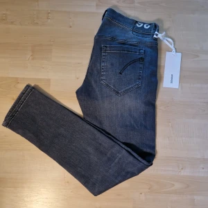 Dondup George - Gråa Dondup George, storlek W36 men liten i storleken så byxan sitter som 34👍Lapp finns kvar och de är helt oanvända tveka inte att höra av er vid intresse!