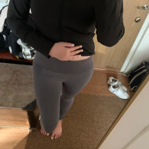 Grå träningstights  - Säljer dessa gråa träningstights från Ullared 