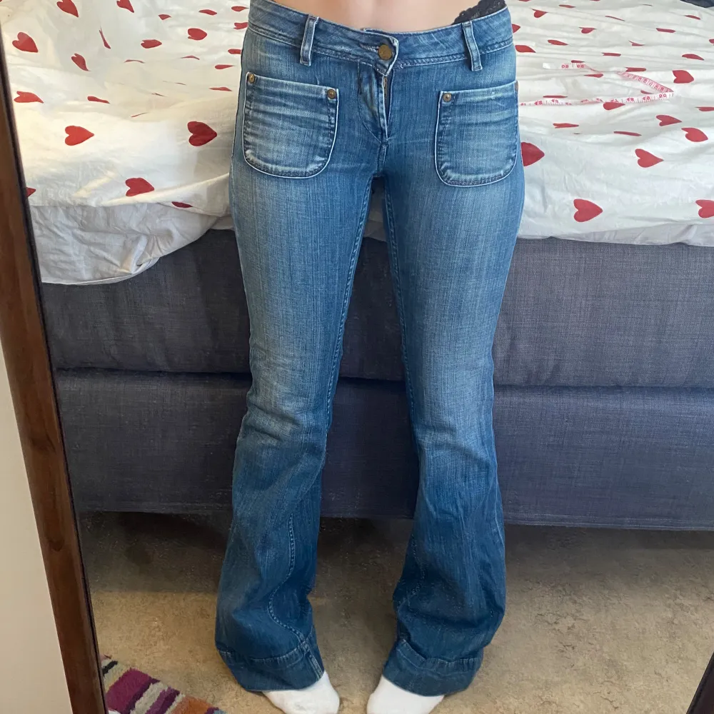 Säljer mina otroligt snygga lågmidjade utsvängda jeans som sitter perfekt mot kroppen 🤍 I perfekt skick då dem endast använts ett fåtal gånger.  Midjemåttet är 37cm rakt över och innerbensmåttet är 85cm! Passar mig perfekt som har xs-s!. Jeans & Byxor.