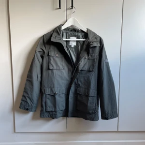 Massimo Dutti fieldjacket - Fieldjacket i nyskick. köpt för några år sedan på barnavdelningen på Massimo Dutti. I storlek 146-158cm  695kr+ frakt 