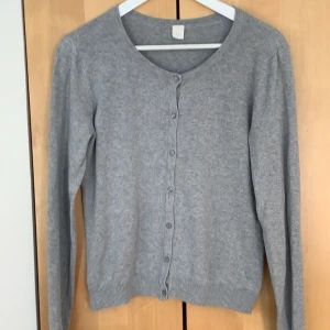 Kofta medium men liten som small  - Mer som small. Fint begagnat skick. Har massor av kläder att sälja och kan Samfrakta. Hör av ersåkan jag skicka bilder såja ej hunnit lägga uppallat än. 