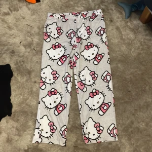 Hellokitty mjukisbyxor - Hellokitty byxor med riktiga hellokitty märket, jätte mysiga  men råkade köpa fel stlk, inga defekter !!💕💕
