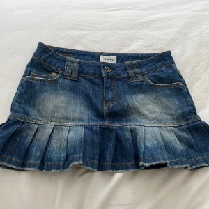 Lågmidjad jeanskjol med volang - Bra skick!