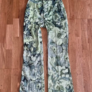 Ganni Flared Byxor Gröna Strl 36 - Världens finaste byxor från Ganni grönt, strl 36.  Flared. 