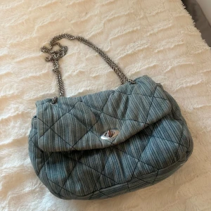 Becksöndergaard väska  - Becksöndergaard väska i blå. Supersnygg men lite sliten som ni ser på bilderna!🩵