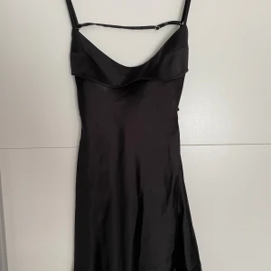Zara satinklänning - Helt ny kort satinklänning från zara. Säljer för att den inte kommer till användning🌸