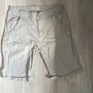 Shorts - Shorts i stolek 164. Är fina i skick, pris kan diskuteras vid snabb affär
