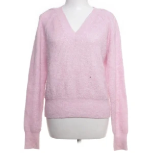 Rosa stickad  - Säljer denna jättesnygga stickade tröjan som jag inte har användning av längre!  Den är inte köpt på sellpy men har ingen annan bild på tröjan💕