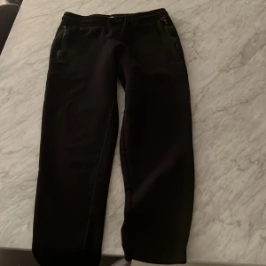 Armani mjukisar  - Äkta Armani mjukisar 10/10 skick köptes för 1200 i storlek S