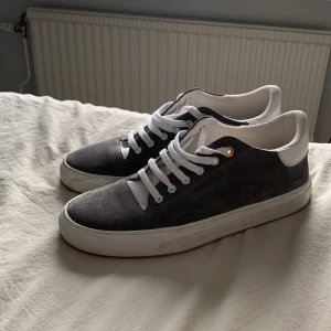 Mockaskor  - Tja, säljer mina ljusgrå mocka skor. Köpt från BestSecret. Perfekt för sommaren. Använd ca 3 gånger å har inga defekter alls. Skriv i dem vid fler frågor 🙌