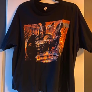 Tröja med tryck - Tröja köpt secondhand för något år sedan, knappt aldrig använd. Sytt upp tröjan själv, syns på sista bilden. Normal i storleken. Finns på flera sidor. 