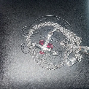 Vivienne Westwood halsband  - Lådan kommer med. Äkta super fint och passar till allt. 