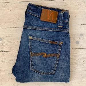 Nudie jeans grim tim! - Säljer mina Nudie jeans. Riktigt snygga och sköna jeans att bära. Jeansen är i fint skick. Storlek 31/32. Modellen på jeansen heter grim tim och är slimfit passform. Nypris: 1599. Vid fler frågor eller funderingar, hör gärna av er! Kvitto finns även!